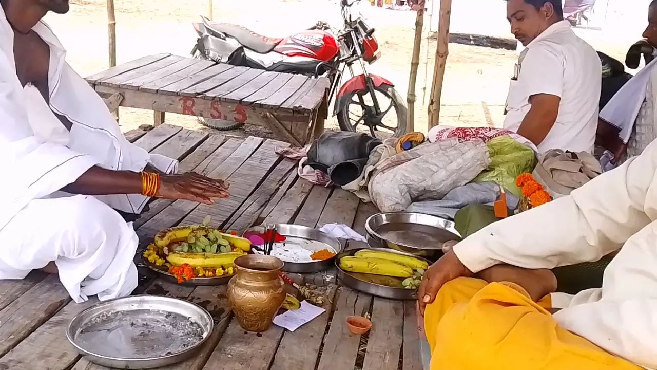 Image of a person doing hindu ritual called shradh