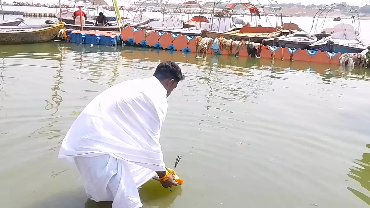 Image of a man doing hindu ritual for their ancestors