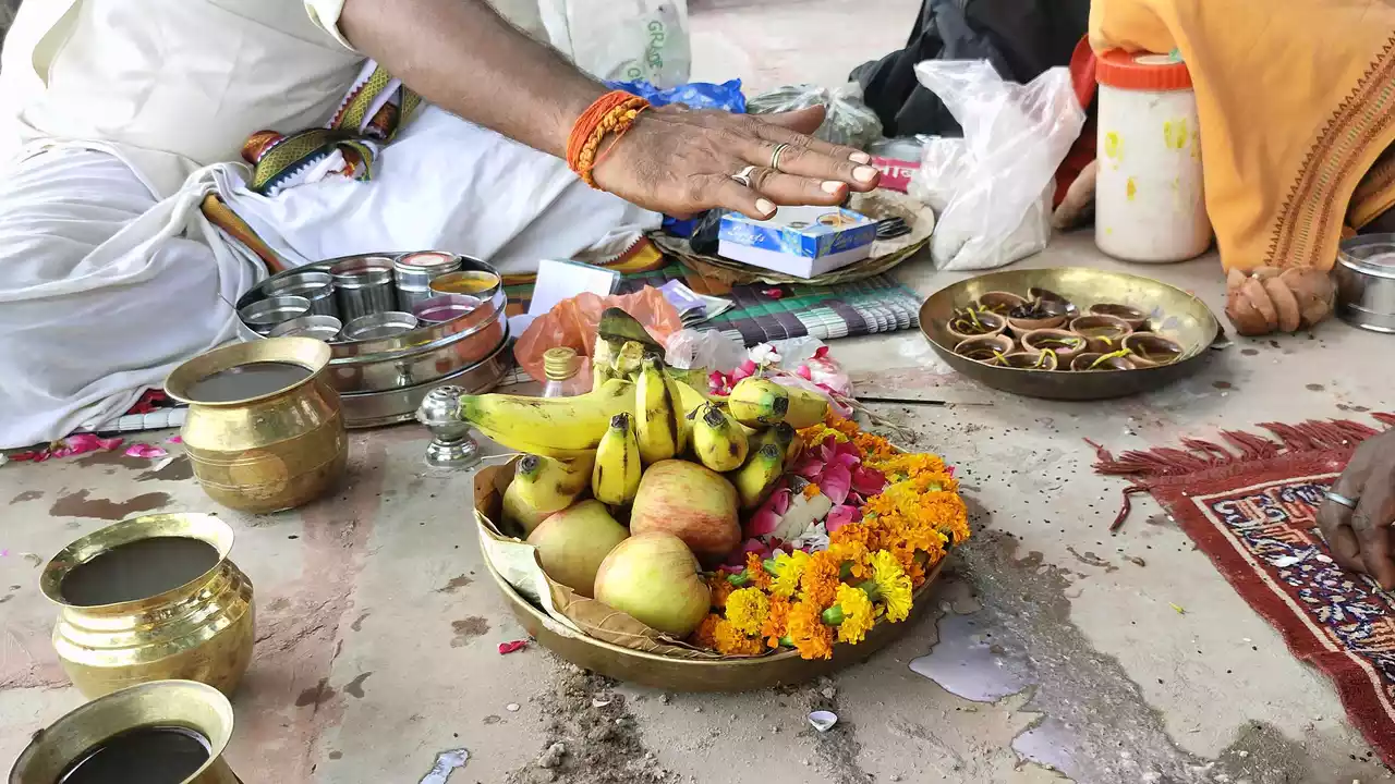 Image of a person doing shradh rituals for their ancestors