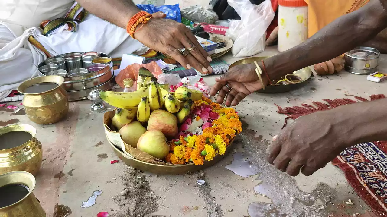 Offering fruits, flowers, and Tarpan (water) during a Shradh ceremony for ancestors- Shradh mistakes to avoid