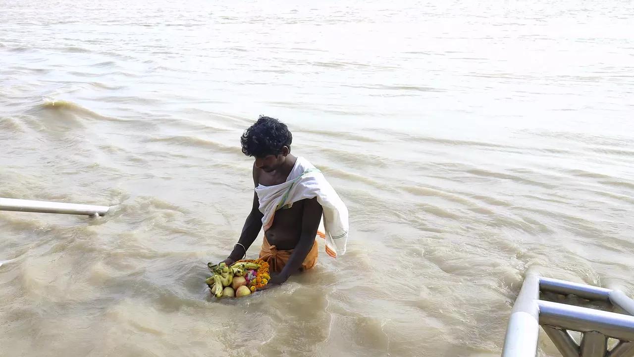 image of a person doing hindu rituals called tarpan for there ancestors