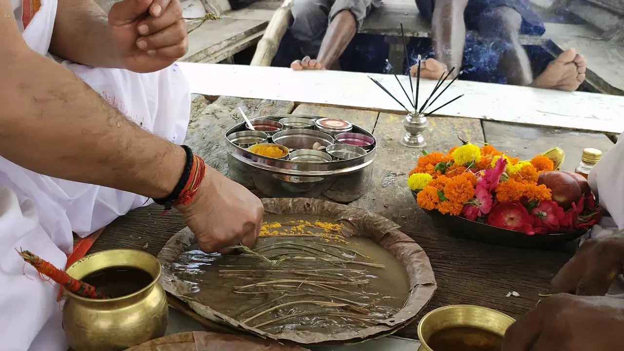 image of a person doing hindu rituals called tarpan for there ancestors