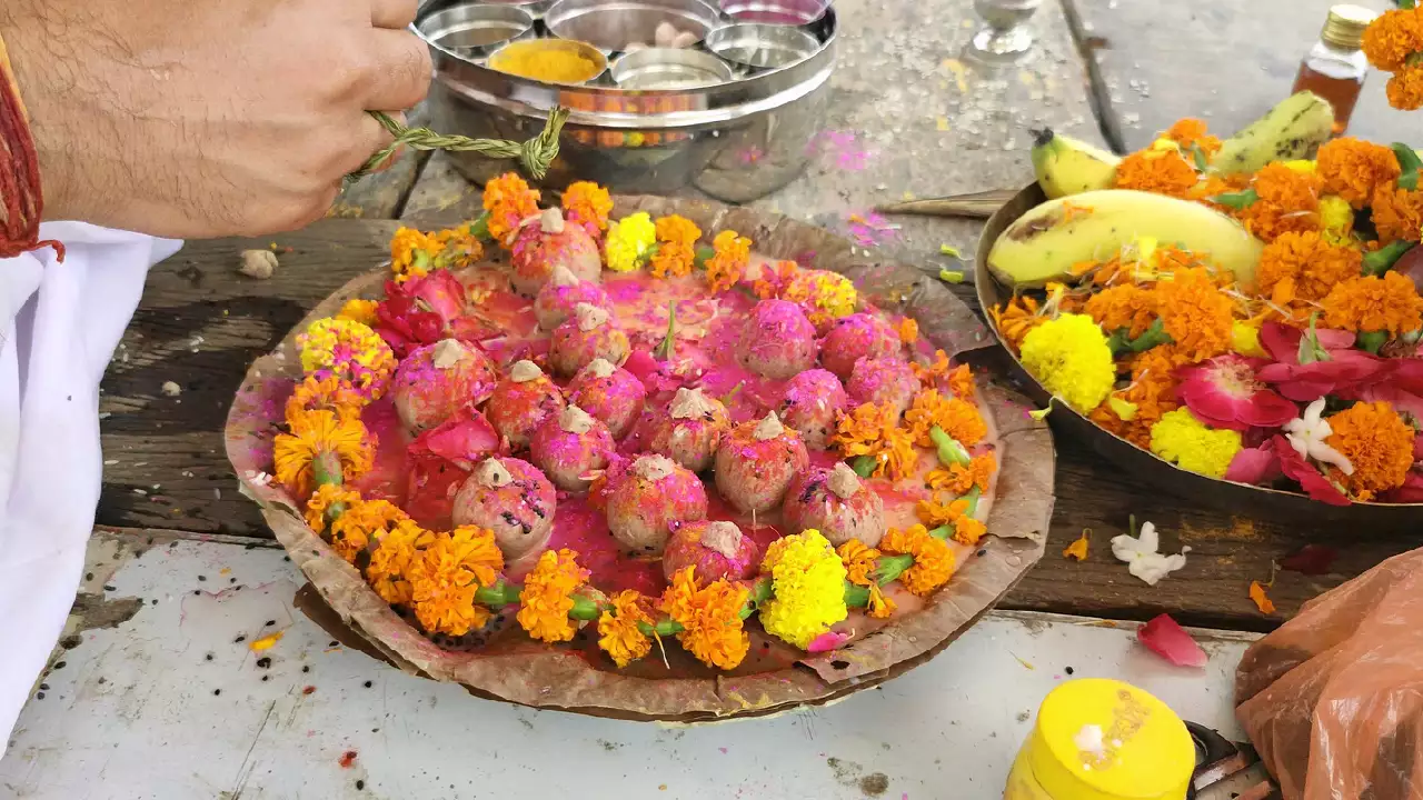 Image of a person doing pind daan for their ancestors