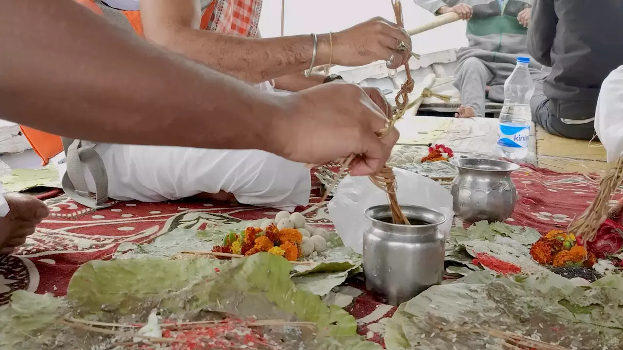Image of a person doing shradh ritual near the ghats