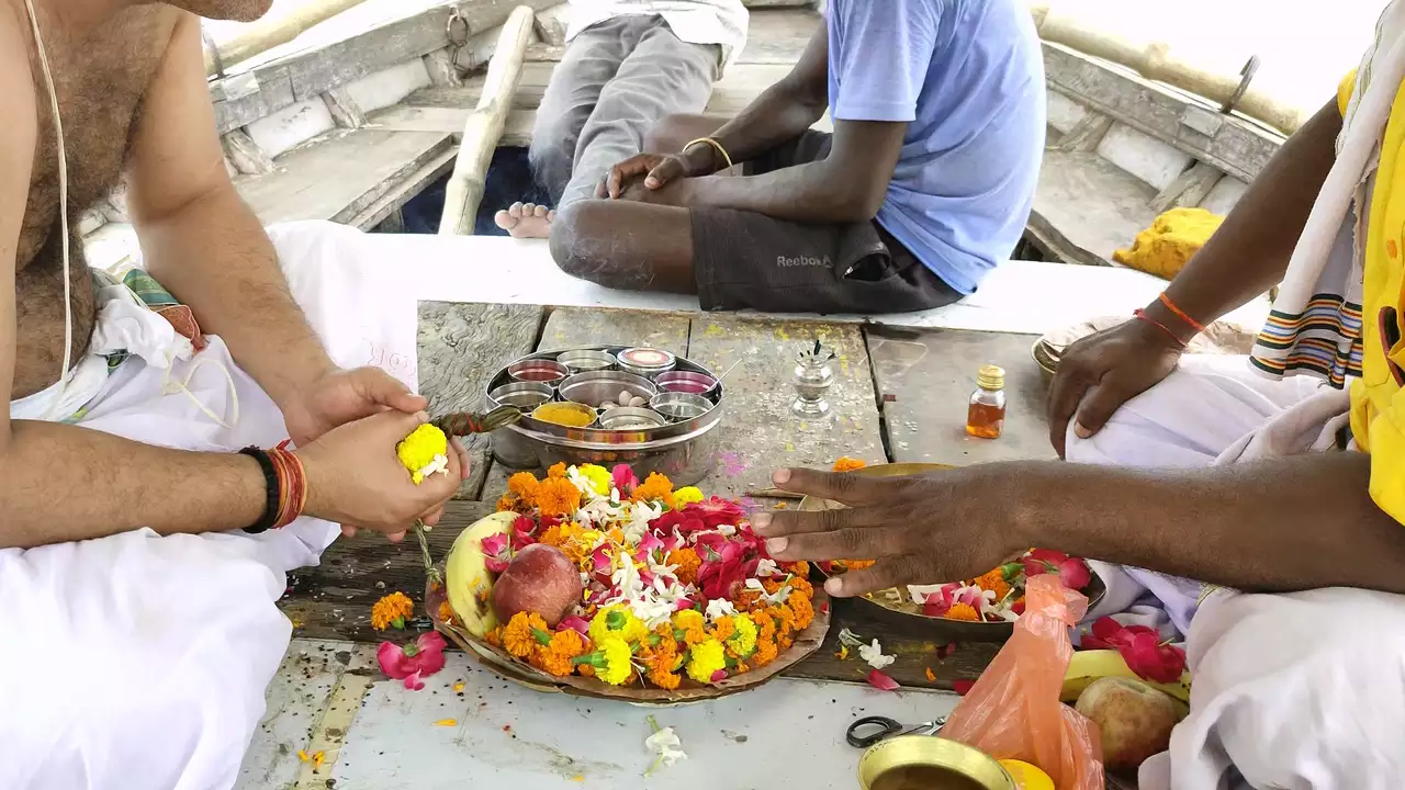 Image of a man doing hindu ritual for their ancestors.