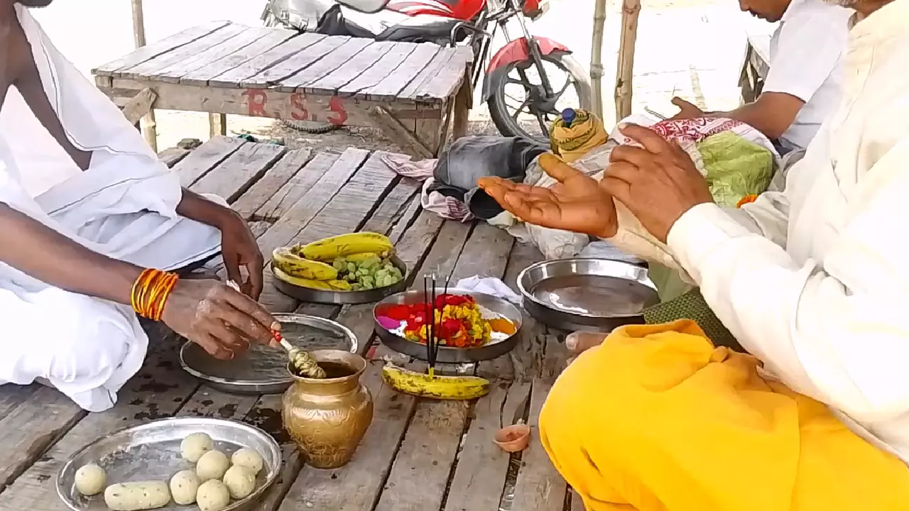 Image of a person and pandit ji talk on the topic of shradh and do ritual also
