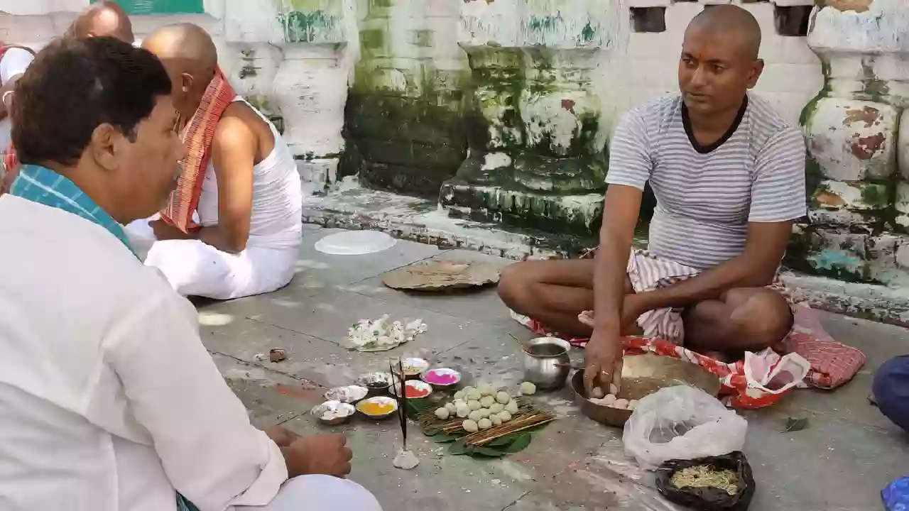 Photo of a pandit assisting a person in shradh karm- Ancestor Rituals Explained