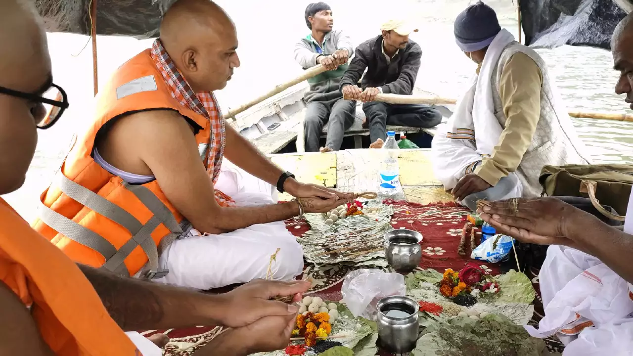 Image of a person doing pind daan - Planning Pitrupaksha rituals