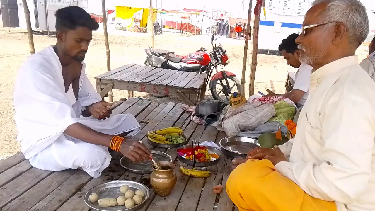 Image of A person sitting on the floor of temple and pandit ji doing hindu ritual on the Auspicious time, shradh rituals
