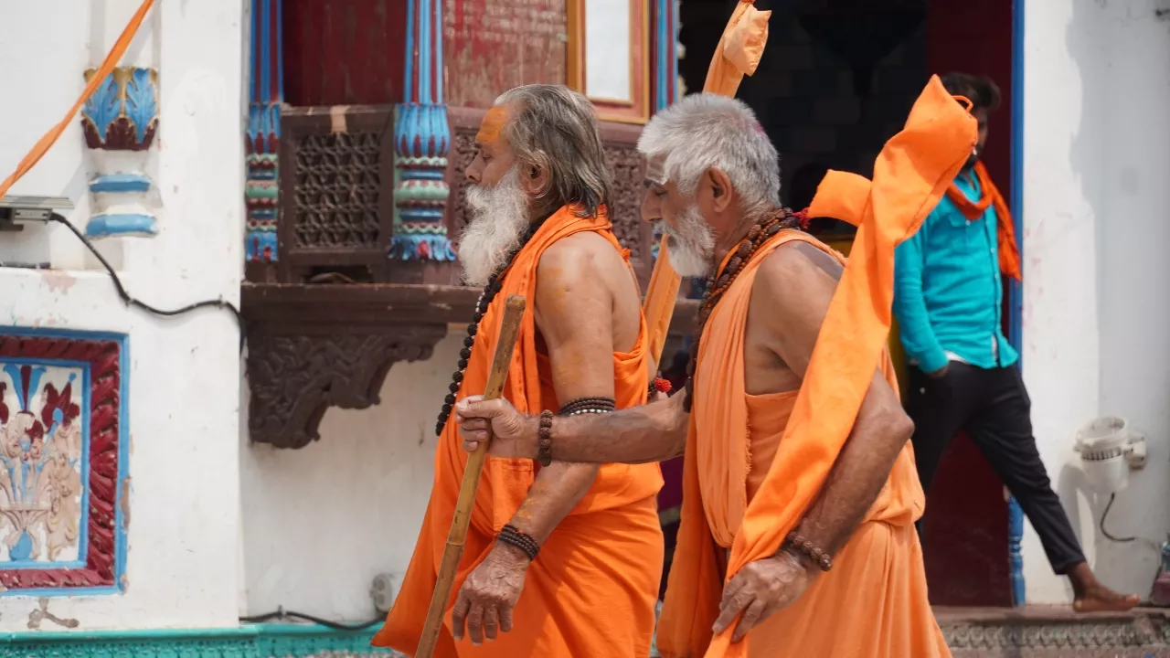 image of 2 pandits talk o eachother