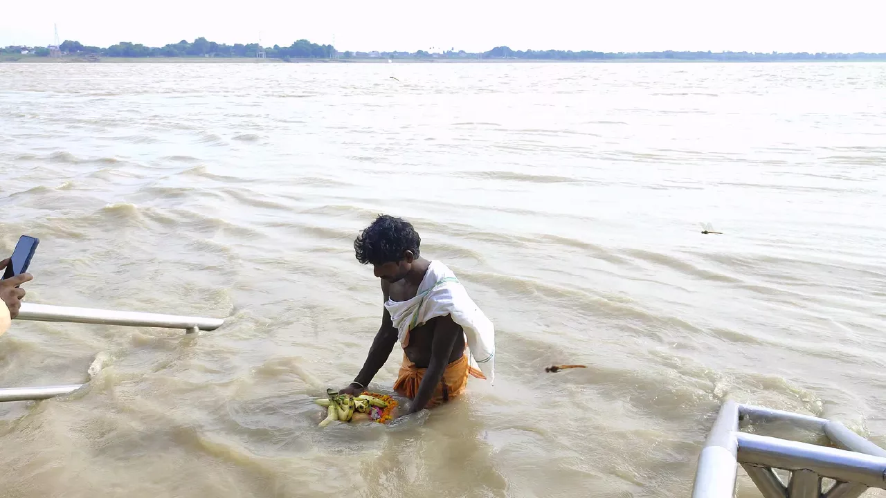 Image of a person doing tarpan doing pitrupaksha-Why Pitrupaksha Feels Different