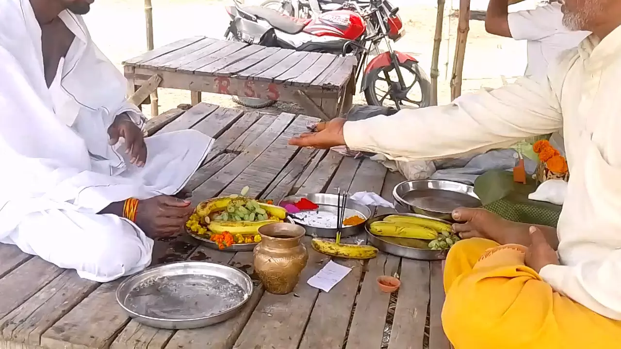 Images of Men performing Tarpan/Shraddha ritual outdoors with offerings of fruits and water. - Pitru Deva and Rishi Tarpan Differences