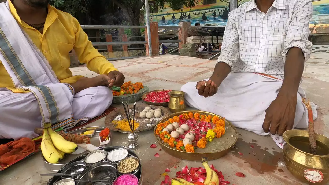 Image of Men perform Shraddh with pindas, flowers, fruits, incense, and other ritual offerings- What Happens After Pind Daan