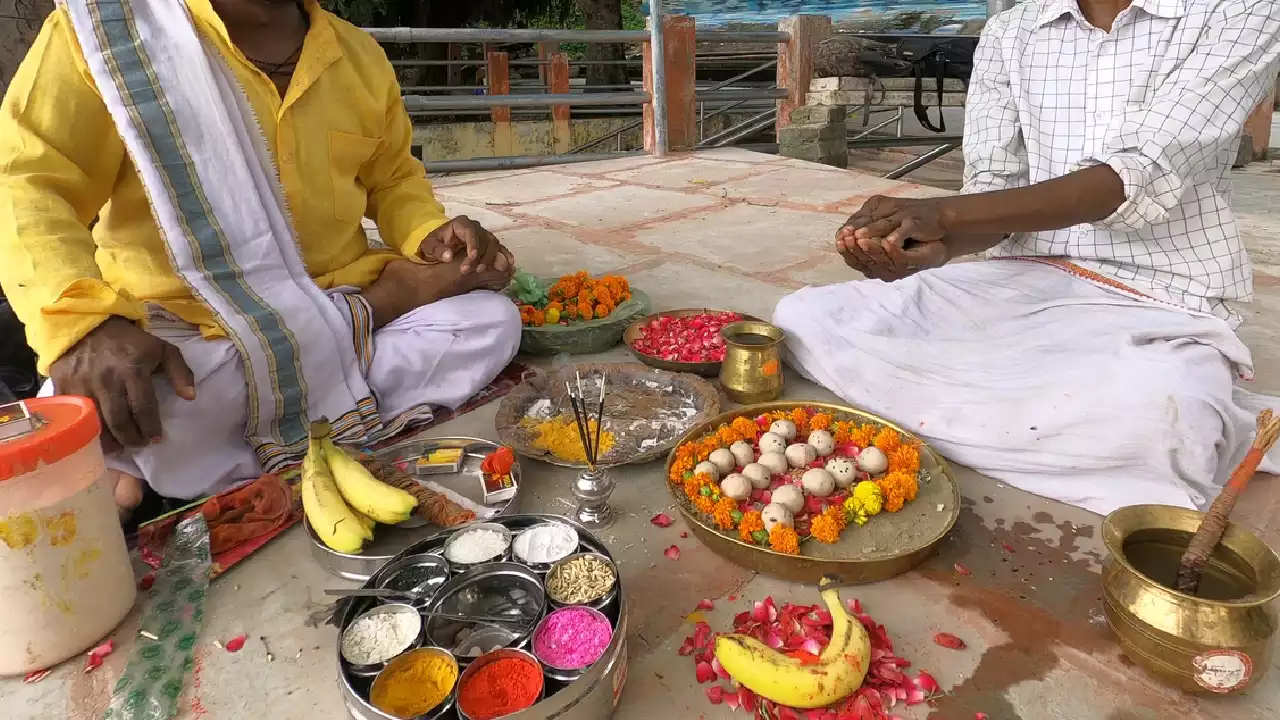 Men perform Shraddh with pindas, flowers, fruits, incense, and other ritual offerings- The Importance of Pind Daan Shradh