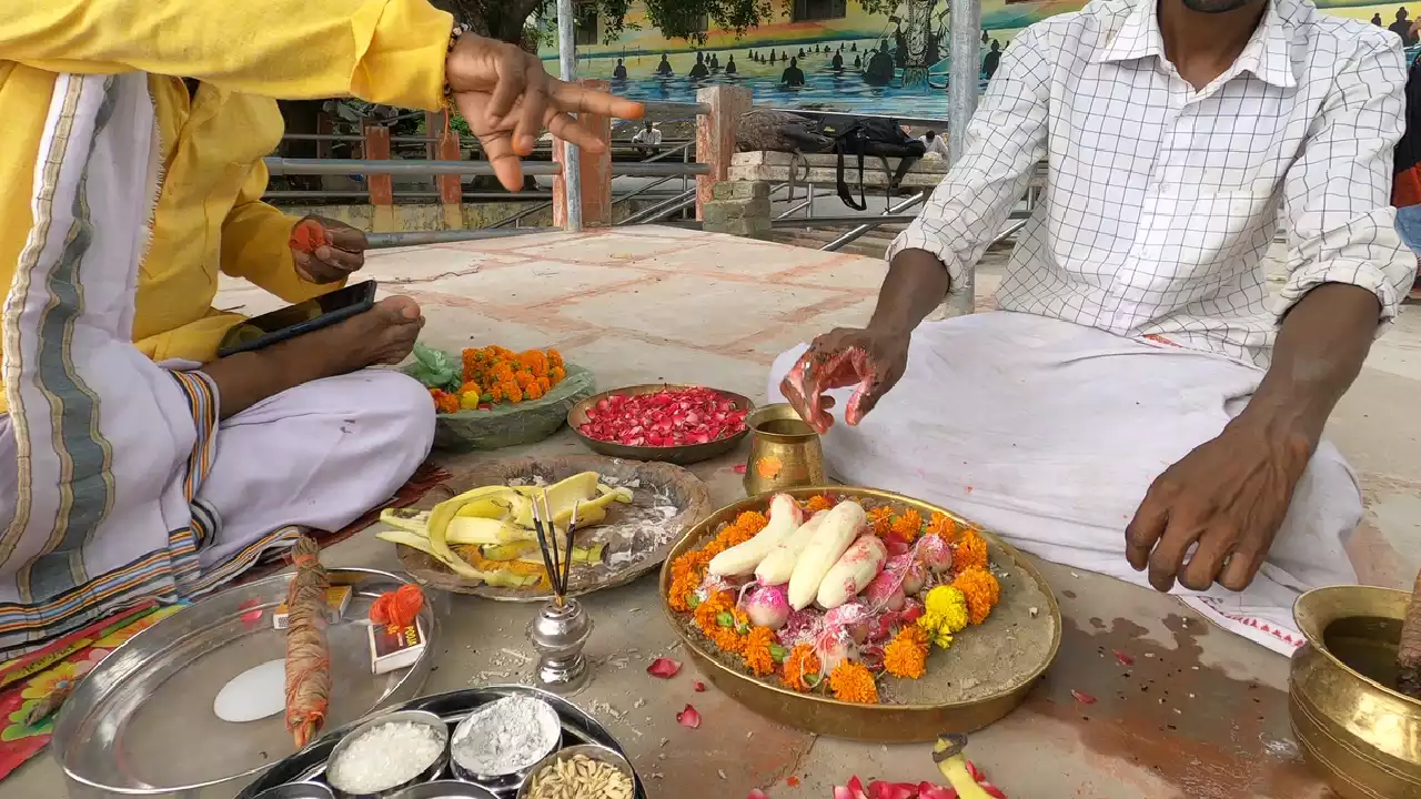 Men perform Shraddh with pindas, flowers, fruits, incense, and other ritual offerings. 