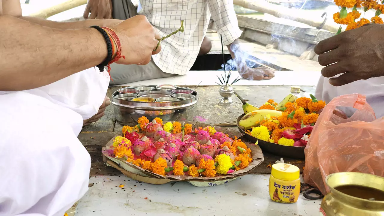 Decorated Pindas on leaf plates with flowers, fruits, incense & puja items- Role of Til in Tarpan