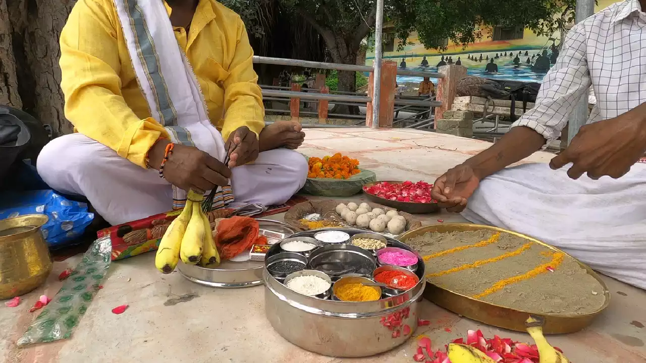 Image of Shradh ritual: Men prepare offerings - Pindas, fruit, flowers, and take blessing from ancestors-What is Pind Daan