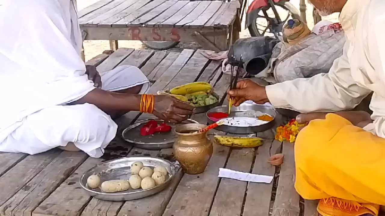 Shradh ritual: Men with offerings like Pindas, bananas, flowers, powders & water pot- Simple Tarpan mantras
