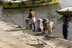 Picture of a person doing rituals for ansester's on the tithi of Sarva Pitru Amavasya significance